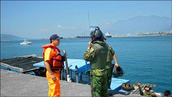 榮生號漁船停在花蓮漁港防波堤外，由陸軍未爆彈處理小組人員進行鑑定、確認。（岸巡八三大隊提供）