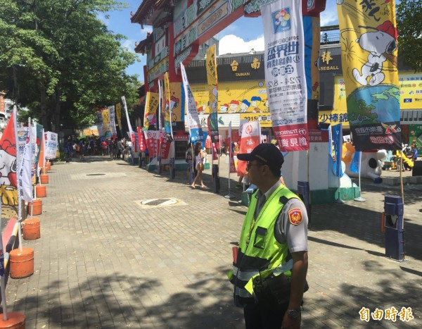 國際少棒賽在台南開打，日前南市立棒球場前人行道機車違停嚴重，警方展現取締魄力完全排除淨空。（記者王俊忠攝）