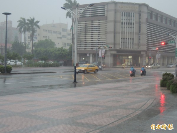 嘉義市下午下起雷陣雨，雷聲隆隆。（記者王善嬿攝）