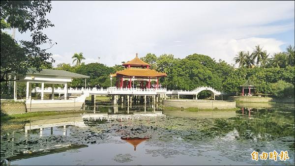 民間企業捐贈的念慈亭拆不拆？在台南公園百年再生願景論壇中再度成為話題。（記者洪瑞琴攝）