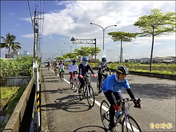 北台南家扶自立生活方案青少年，為8月中旬的單車環半島冒險之旅，展開為期2天的試騎。（記者劉婉君攝）