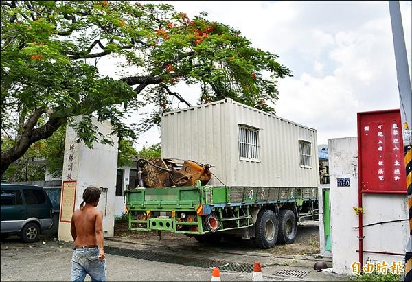 坪林靶場被選定為愛國者飛彈基地，近來承包商已載來施工貨櫃屋進場。（記者陳建志攝）