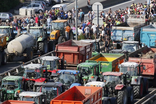 圖為法國農民上週封鎖道路的情況。（路透社）