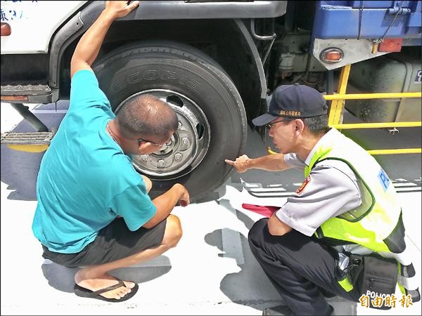 警方在中山高攔檢，發現有大貨車輪胎壁裂損，提醒駕駛注意。（記者彭健禮攝）