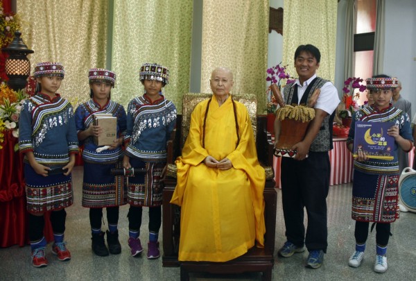 民族大愛國小校長張新榮帶領巴楠花合唱團員，向淨心長老祝壽。（圖由光德寺提供）