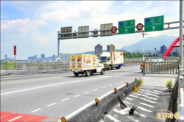 公路總局昨天拍板定案，將把關渡大橋最壅塞的八里端下橋引道往外拓寬約三‧二公尺，並將調整上橋處人行道護欄角度。（記者郭顏慧攝）