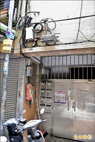 有線電視業者開放跨區經營，板橋市場競爭激烈，偷掛、亂掛線情形也多。（記者陳韋宗攝）