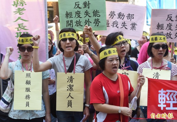   普及照顧政策聯盟及一百多位從事家事服務與照顧的中高齡女性28日前往勞動部陳情，呼籲勞動部擬放寬85歲以上輕度失能開放外籍看護工的政策能懸崖勒馬，留一份工作給台灣弱勢女性。（記者廖振輝攝）