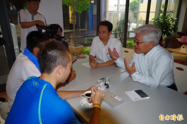 雲林縣長李進勇（右一）接待兩位徒步環島反課綱學生，呼籲教育部千萬不要傷害學生。（記者林國賢攝）