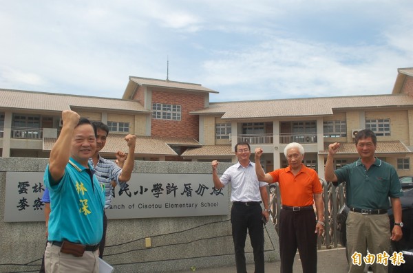 麥寮地方人士今天聚集許厝分校,宣佈開學後要讓學童返回分校上課。(記者鄭旭凱攝) 麥寮地方人士今天聚集許厝分校,宣佈開學後要讓學童返回分校上課。(記者鄭旭凱攝)