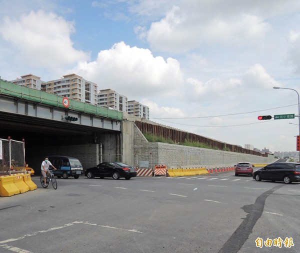 大灣交流道陸續完工，匝道路面也已鋪設完成，對於地方而言，將帶來便利的交通環境。（記者林孟婷攝）