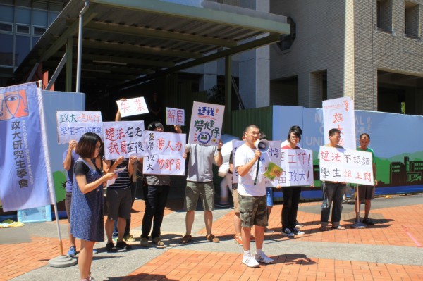 大學兼任助理全面納保,政大日前宣布大砍4000名工讀生,引發學生抗議。(圖為政大學生勞動權益促進會提供) 大學兼任助理全面納保,政大日前宣布大砍4000名工讀生,引發學生抗議。(圖為政大學生勞動權益促進會提供)