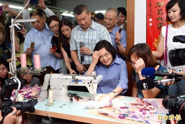 民進黨主席蔡英文上午參訪「黛安娜國際企業有限公司」成衣廠，了解傳統產業經營發展。過程中蔡英文在員工指導下，體驗縫紉工作。（記者羅沛德攝）