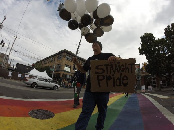 活動當天，只有瑞貝羅一人到場，手拿黑白氣球和紙板寫著「異性戀驕傲」（Straight Pride），走在西雅圖的彩色道路上，模樣看起來有點糗。（圖擷自Anthony Rebello臉書） 