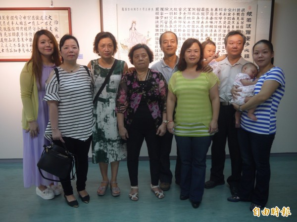 父親節前夕  兒女為辭世父親辦畫展