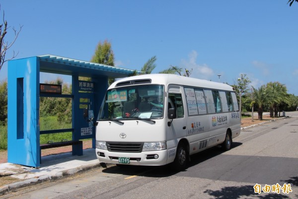 交通局建議民眾搭大台南公車到將軍漁港。（記者洪瑞琴攝）