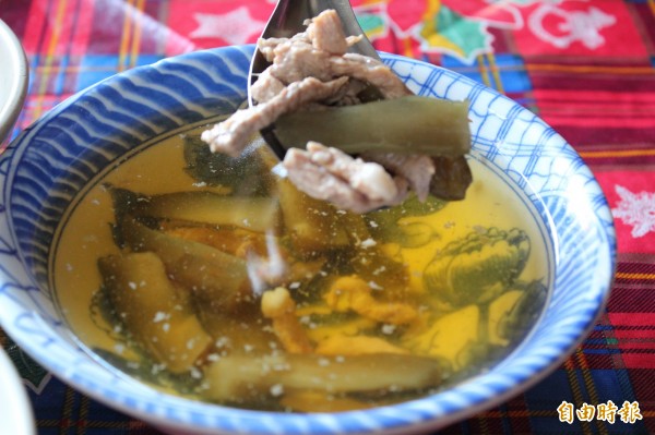 新竹縣新埔市場田婆婆「阿玉姐」賣了超過1甲子的「瓜湯」。（記者黃美珠攝）