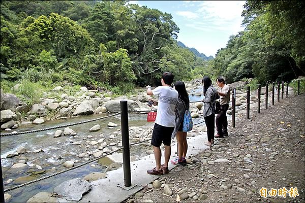 南庄鄉蓬萊溪生態園區的護魚步道整建完成後重新開放，魚兒也再現芳蹤，吸引遊客回流。（記者鄭鴻達攝）