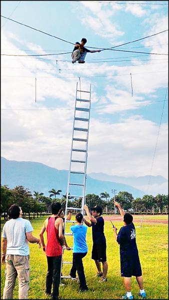 男大生無視公告，偷爬高空繩索，卻在空中「腿軟」，消防員援助才「落地」。（記者王峻祺翻攝）