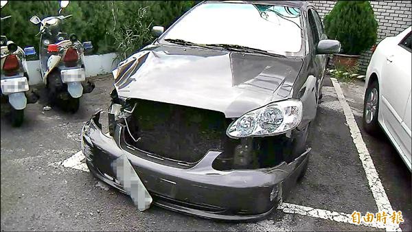 李嫌駕車衝撞警車突圍，車頭損毀。（記者許國楨攝）