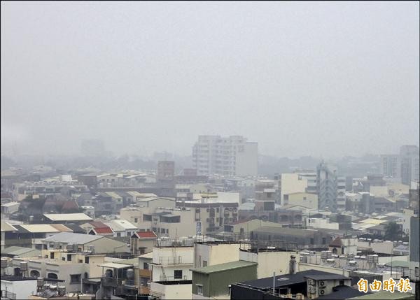 台南市秋冬時節空氣品質差，天空經常是灰濛濛一片。圖為今年初的台南天空。（記者蔡文居攝）