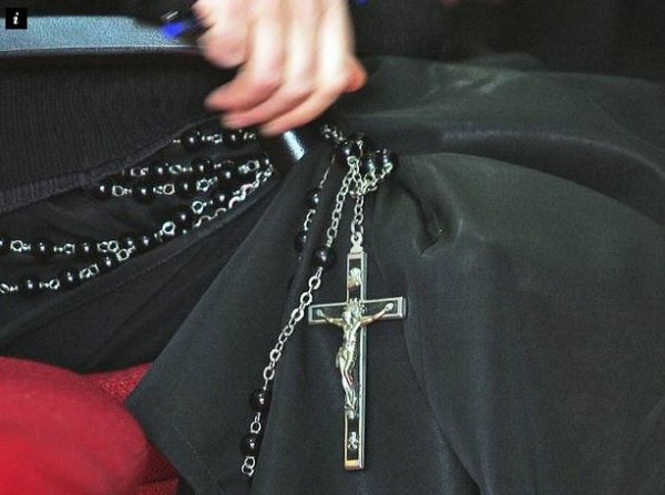 義大利一處小鎮發生許多不祥之兆，為了讓小鎮重新獲得平靜，居民決定請神父坐直升機進行全鎮的驅魔儀式。（圖擷取自《獨立報》）