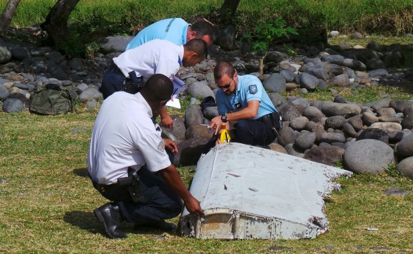 近日在法屬留尼旺島發現疑似波音777客機的機翼殘骸。馬來西亞總理納吉今表示，飛機殘骸已被送往法國土魯斯做進一步鑑定。（路透）