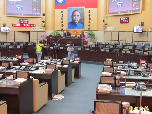 台南市議會總質詢，議場及官員席空蕩蕩。（記者蔡文居攝）