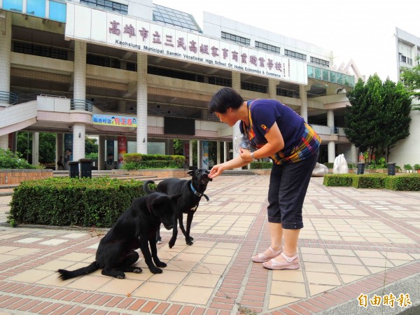 英勇校犬「黑皮」與「Lucky」趕走流浪狗、老鼠，陪伴情緒障礙學生。（記者黃旭磊攝）