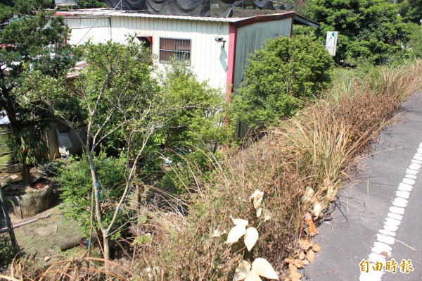 新竹縣關西鎮東山里長吳成崇日前自費噴洒除草劑，引起地方爭論，有人認為傷害了當地打造生態社區的美名。（記者黃美珠攝）