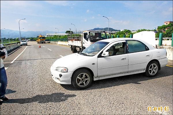 公館義警中隊隊員葉旗龍，當時聽到快速道路「砰！砰！」聲，馬上前往將座車橫在道路上警示，以免後續再有駕駛撞上。（記者張勳騰攝）