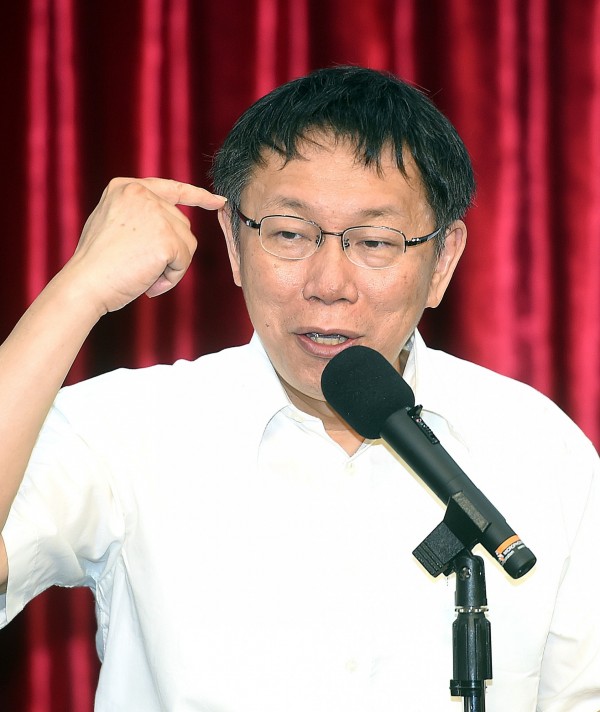 台北市長柯文哲今上午參加交通會報時，認為家長接送小學生比例高，是弱小國家的表現。（資料照，記者方賓照攝）