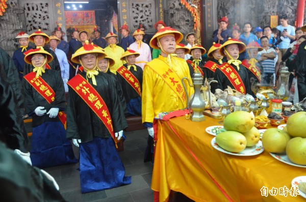 東港東隆宮迎王祭典，由大總理蕭受發率各級總理跪拜呈文進表（記者葉永騫攝）