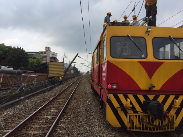 台鐵路竹段電車線事故影響恐逾萬人，目前正搶修中。（台鐵提供）