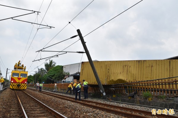 貨車側翻車斗扯斷台鐵電車線，台鐵緊急封閉南下北上鐵道，造成西幹線交通大誤點。（記者蘇福男攝）