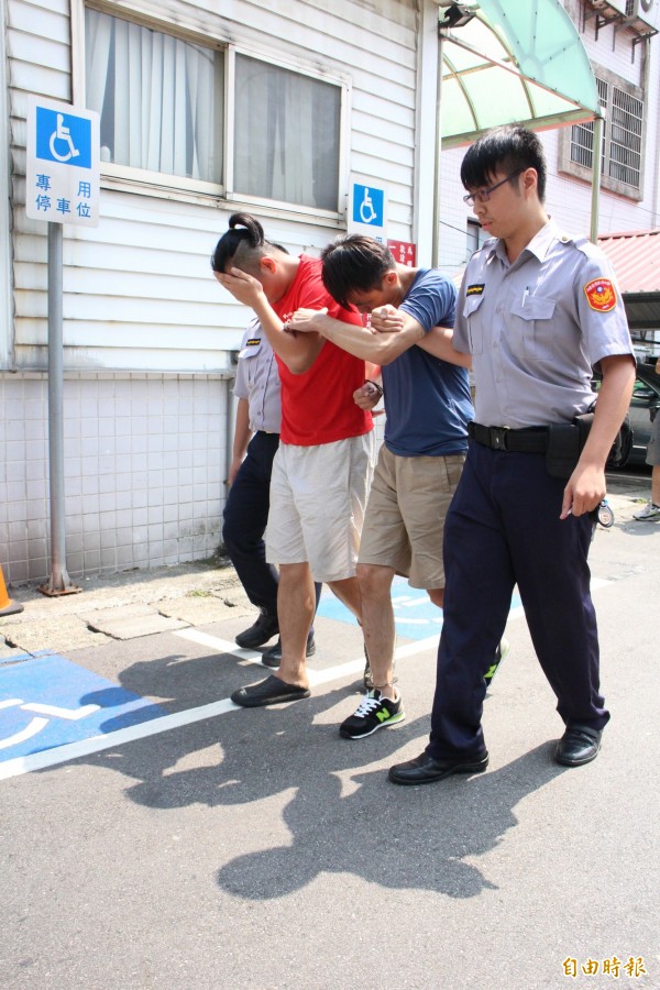 林男（藍衣者）等人遭警方移送法辦。（記者黃捷攝）