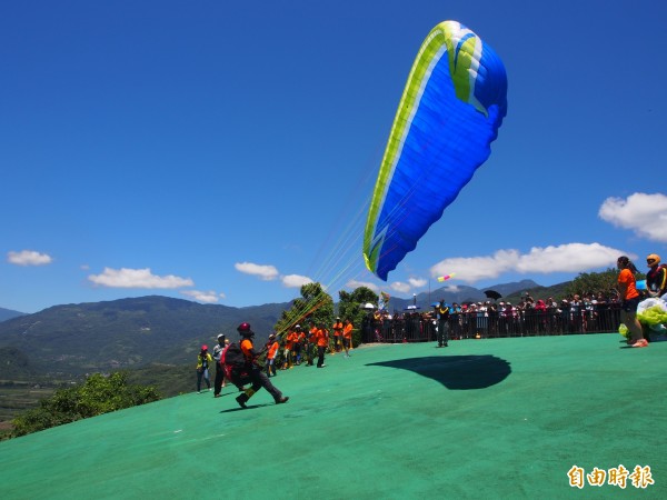 東台縱谷盃飛行傘全國排名賽今、明兩天在鹿野高台舉行，吸引不少民眾到場觀賽。（記者王秀亭攝）