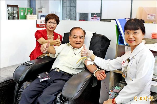 台中廣播創辦人兼主持人文平（本名莊文勤）是稀有血型RH陰性，今年7月底滿70歲是最後一次捐血，讓他大呼好可惜。（記者蔡淑媛攝）