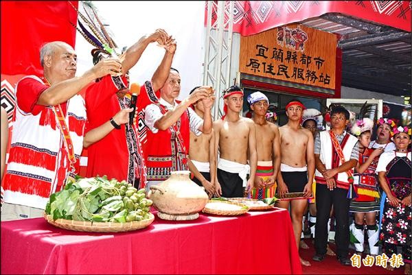 宜蘭縣都市原住民服務站成立，頭目們主持祈福儀式。（記者游明金攝）