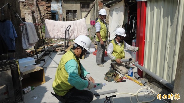 工會志工進行水電管路配置。（圖由勞工局提供）