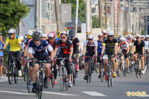 新竹縣破風盃單車自我挑戰賽，今天上午6點吸引全國各地3500名騎士參加，用單車飽覽竹縣湖光山色。（記者廖雪茹攝）