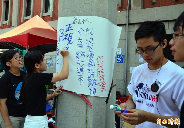 今日上午，5所大學校長舉行記者會並發表聯合聲明，支持教育部「新舊課綱並行」的作法，民運人士王丹對此聲明提出了反駁，他稍早在臉書發文表示：「這份聲明展現出的教育理念真是慘不忍睹。」（記者王藝菘攝）
