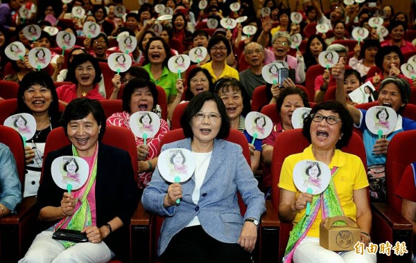 民進黨總統參選人蔡英文上午出席客家女性後援會成立大會。（記者林正堃攝）