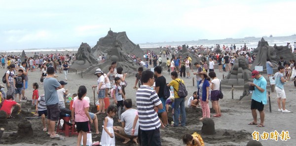 看沙雕，吹海風，今年暑假造訪旗津的旅客，比往年增加5成。（記者葛祐豪攝）