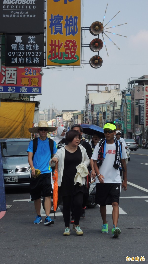 徒步環島反黑箱課綱學生今天從屏東市出發繼續南下。（記者羅欣貞攝）