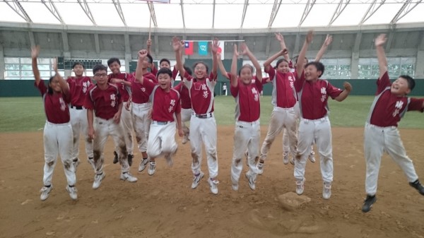 瑞芳國小樂樂棒球隊蟬聯亞洲盃亞軍,隊員們喜不自勝。(瑞芳國小提供) 瑞芳國小樂樂棒球隊蟬聯亞洲盃亞軍,隊員們喜不自勝。(瑞芳國小提供)