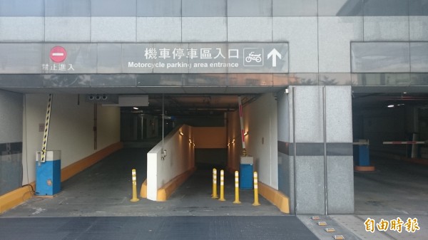 吳姓男保全上午騎車到南港軟體園區停車場時，心臟病發宣告不治。（記者姚岳宏攝）