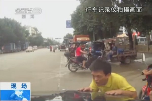 中國蔣姓男子意圖製造假車禍敲詐賓士彭姓女駕駛，不料演技太爛，被警方逮回拘留5日。（圖截取自央視新聞）