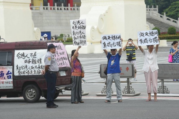 教育部長與學生進行會談，愛國同心會至場外抗議。（記者劉信德攝）