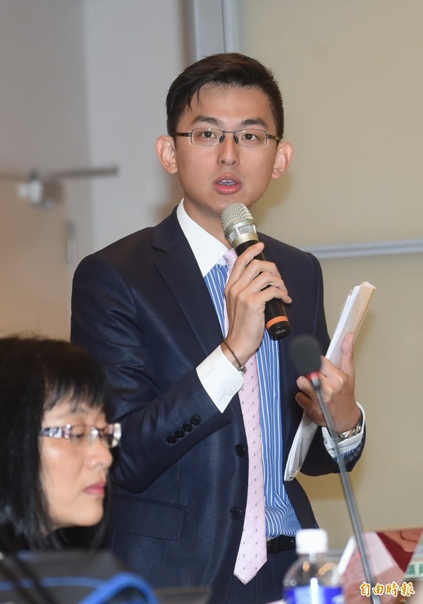 台中市長林佳龍今天在市政會議談話時提到反課綱議題時，一時口誤，將「屁孩」講成「屁眼」，引起現場媒體一陣錯愕及網友熱議，台中市新聞局長卓冠廷為林佳龍代為澄清。（資料照，記者廖耀東攝）